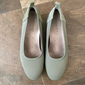 Vionic Women's Green Slip Ons Size 7